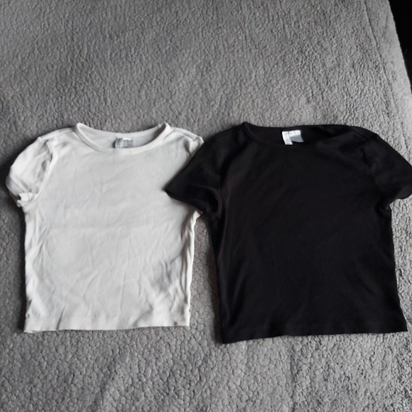 2 slightly crop tops - Picture 1 of 3